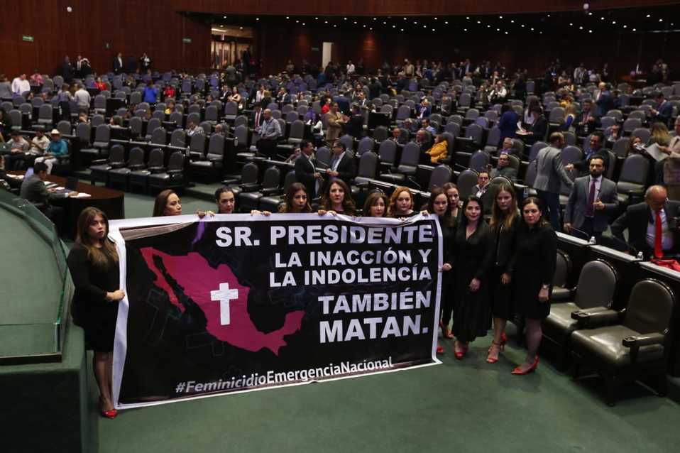 Diputadas protestaron en contra de la violencia de género y los feminicidios en el país (Octavio Hoyos)