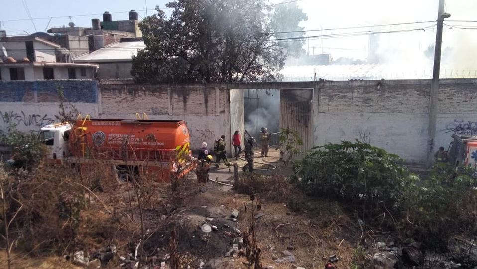Elelementos de Protección Civil, indicaron que el incendio ocurrió a consecuencia de la explosión de los baños de vapor "El Progreso". (Andrés Sánchez
