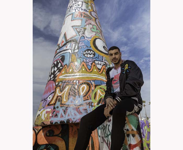 En 2015 presentó su álbum debut homónimo. Especial