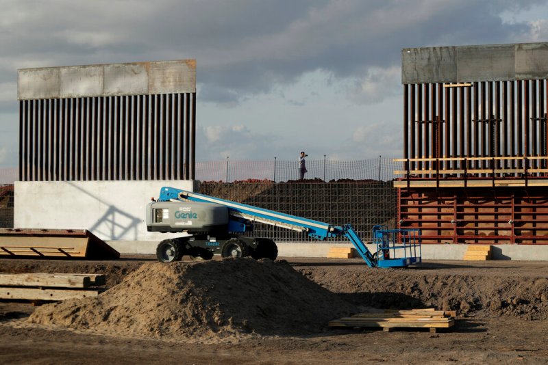 El gobierno de Trump dijo que espera que las suspensiones permitirán construir 150 kilómetros (94 millas) de muro este año. (AP)