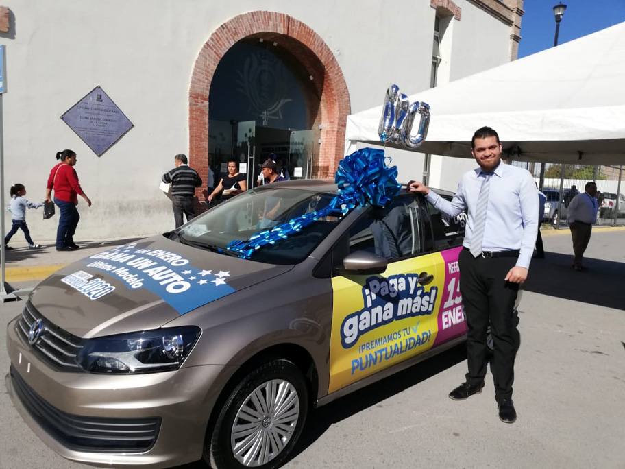 Hombre se gana un auto por pagar sus impuestos en Gómez Palacio. (Luis Alatorre)