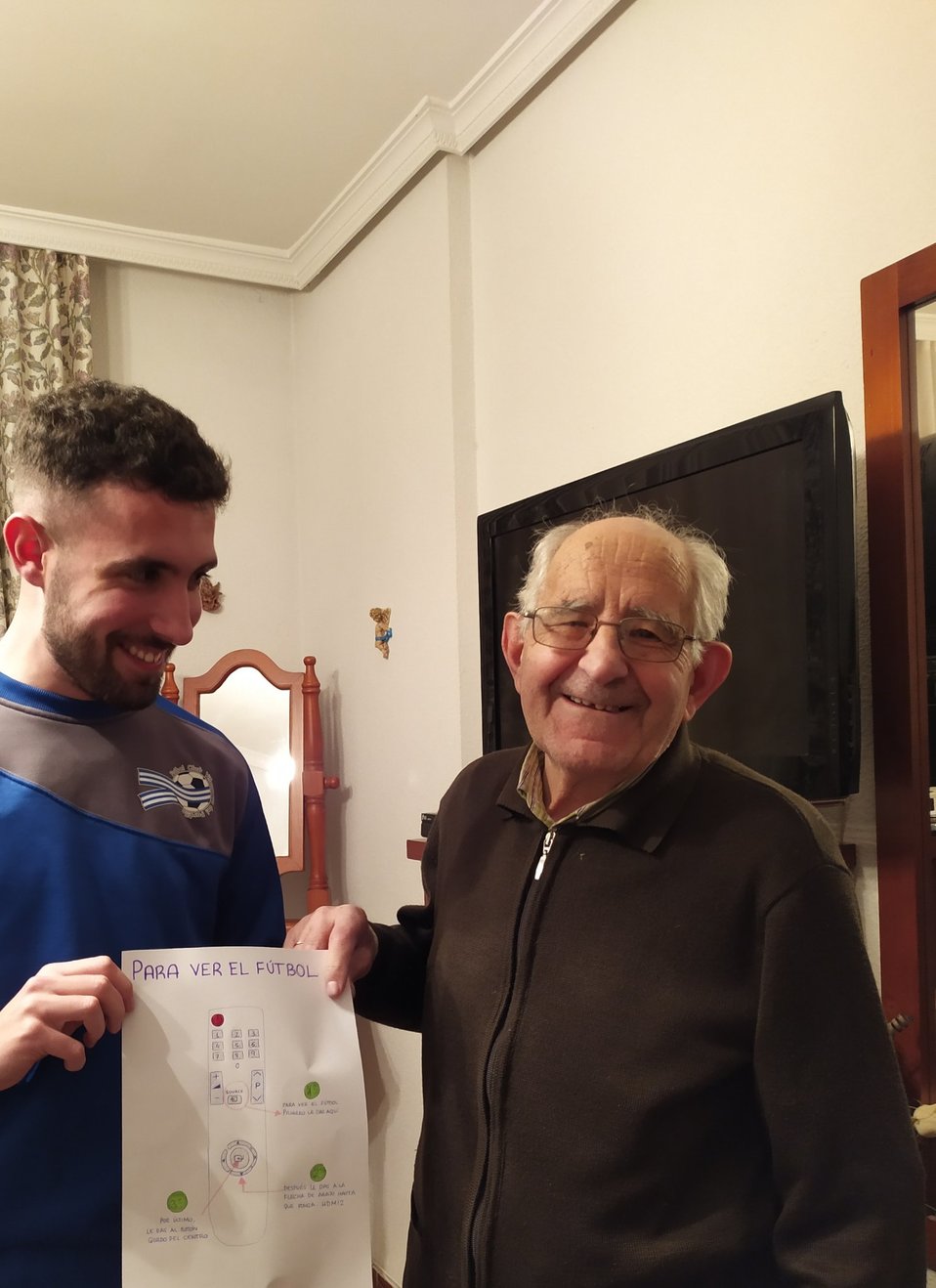 Joven dibuja control remoto con instrucciones para que su abuelo pueda ver el fútbol (Twitter).