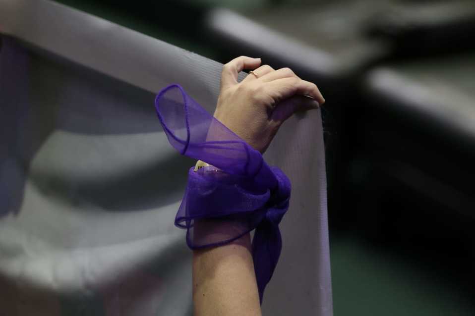 Legisladores de la Cámara de Diputados protestan contra los feminicidios con pañoletas y moños color púrpura. (Octavio Hoyos)