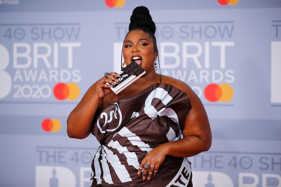 Lizzo se viste de chocolate para la alfombra roja de BRIT Awards 2020 (AFP).