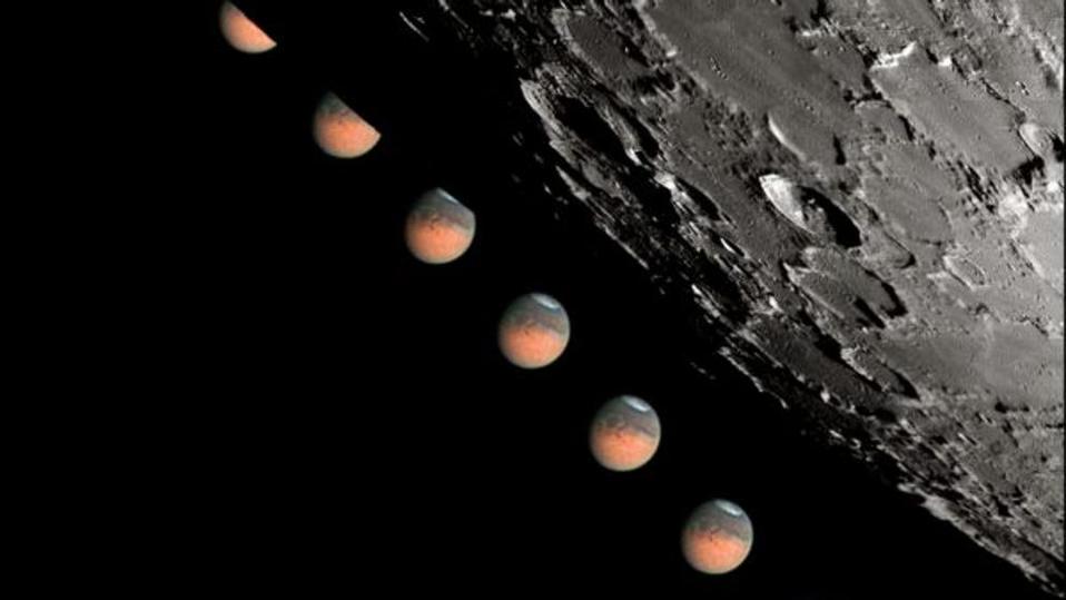 Marte oculto por la Luna en junio de 2003 (Ron Dantowitz).