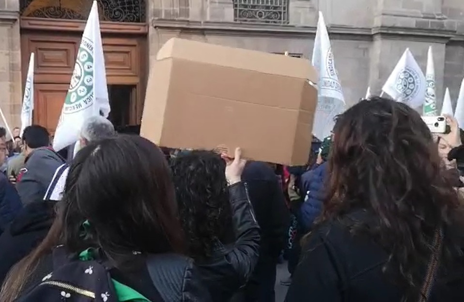 Protesta de mujeres y colectivos en Palacio Nacional./ César Velázquez