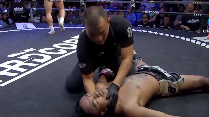 Réferi se viste de héroe tras impresionante nocaut de Muay Thai (Especial)