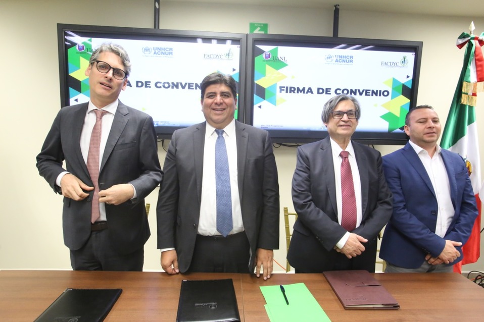 El acuerdo fue signado por el director de la FacDyC, Óscar Lugo Serrato, y el representante en México de la ACNUR, Mark Manly. (Foto: Raúl Palacios)