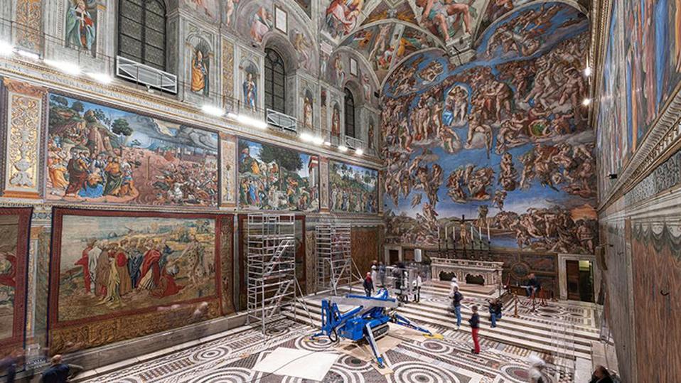 Los tapices fueron tejidos en Bruselas por el famoso estudio de Pieter van Aelst a partir de los bocetos de Rafael.(Reuters)