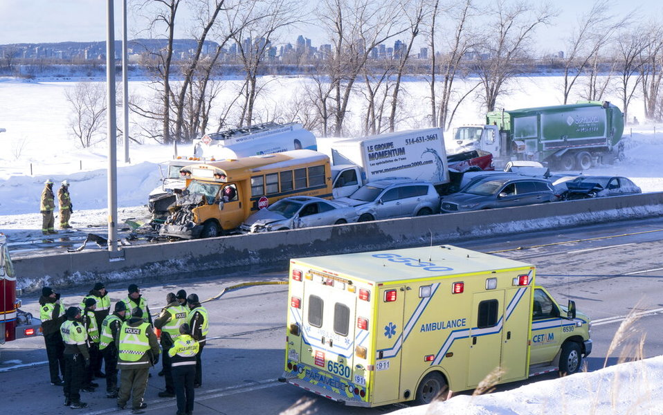 El accidente se produjo alrededor del mediodía a las afueras de Quebec. (AP)