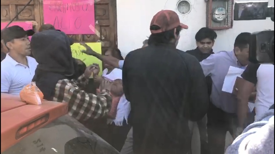 Las agresiones comenzaron cuando los empleados forzaron la entrada. (Captura de pantalla)