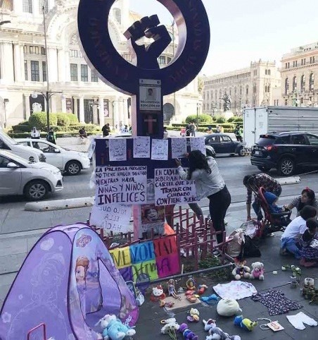 En la Antimonumenta se colocaron flores en honor a Fátima. (César Velázquez)