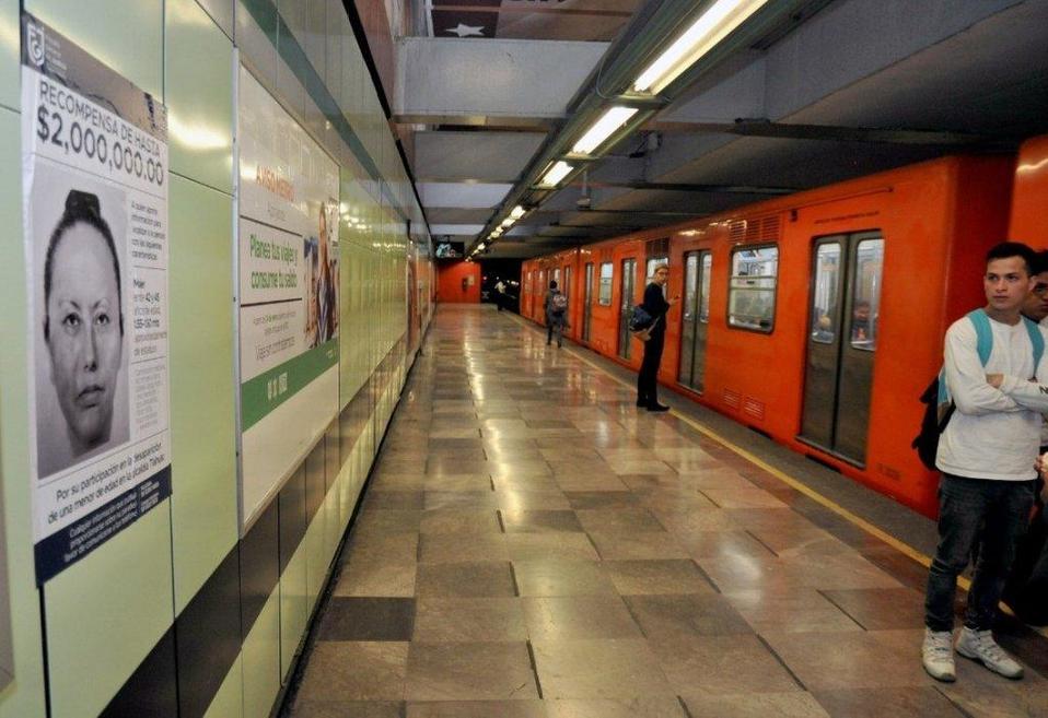 El cartel de recompensa fue colocado en los andenes del Metro de CdMx. | Twitter FGJ