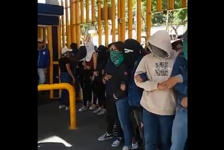Encapuchados toman por tercera vez Prepa 8 de la UNAM. | Twitter @edgarmendozator
