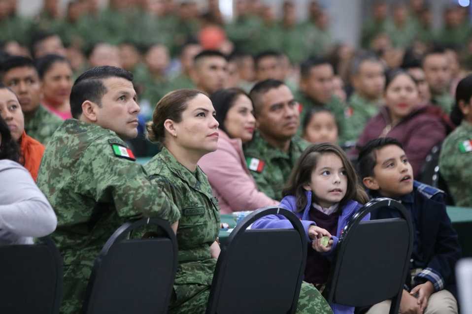 El festejo a los militares de la localidad se llevó a cabo en las instalaciones de Cintermex. (Foto: Leonel Rocha)