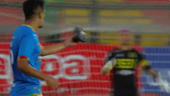 Futbolista es amonestado por lanzar zapato para evitar un gol (Twitter @CDF_cl)