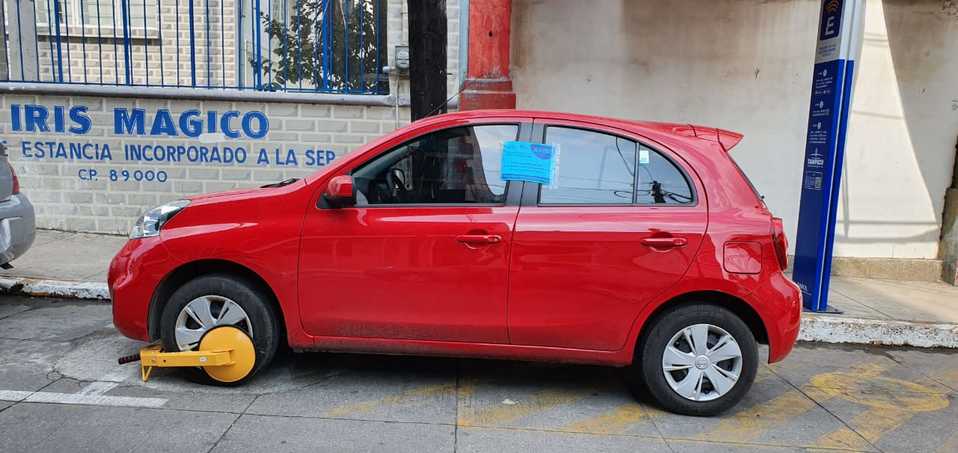 Instalación de inmobilizadores por deuda de parquimetro en Centro de Tampico.