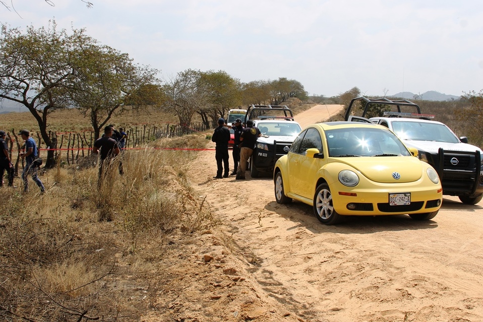 Los cuerpos fueron hallados en un camino de terracería.