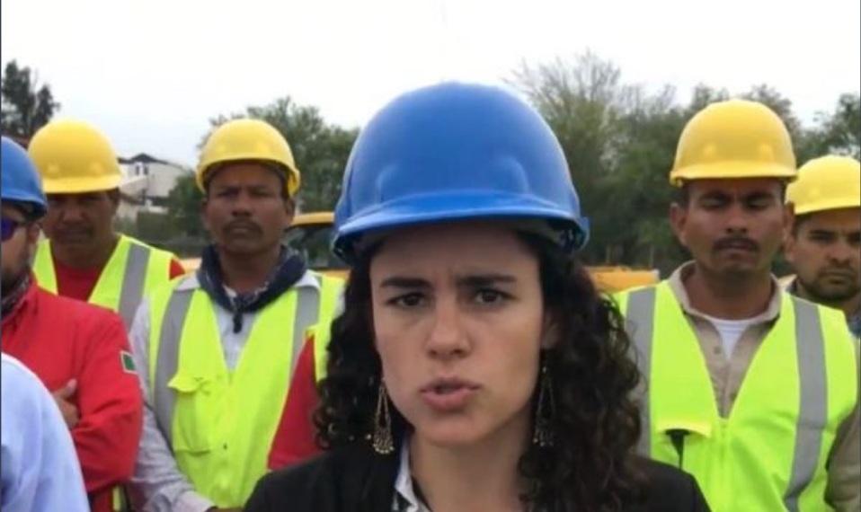 Luisa María Alcalde, la secretaria del Trabajo, presentó a los familiares una ruta crítica con tiempos para el rescate. (Especial)