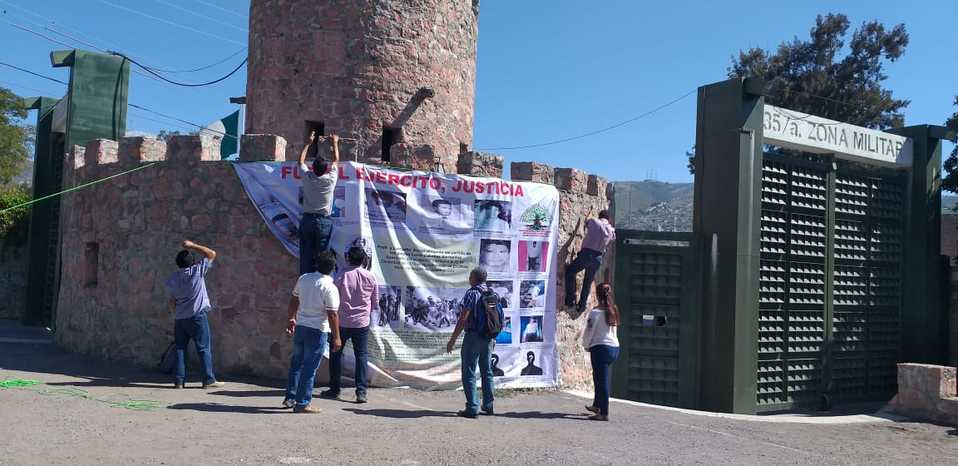 Los manifestantes colocaron una manta con los rostros de sus familiares. (Rogelio Agustín Esteban)