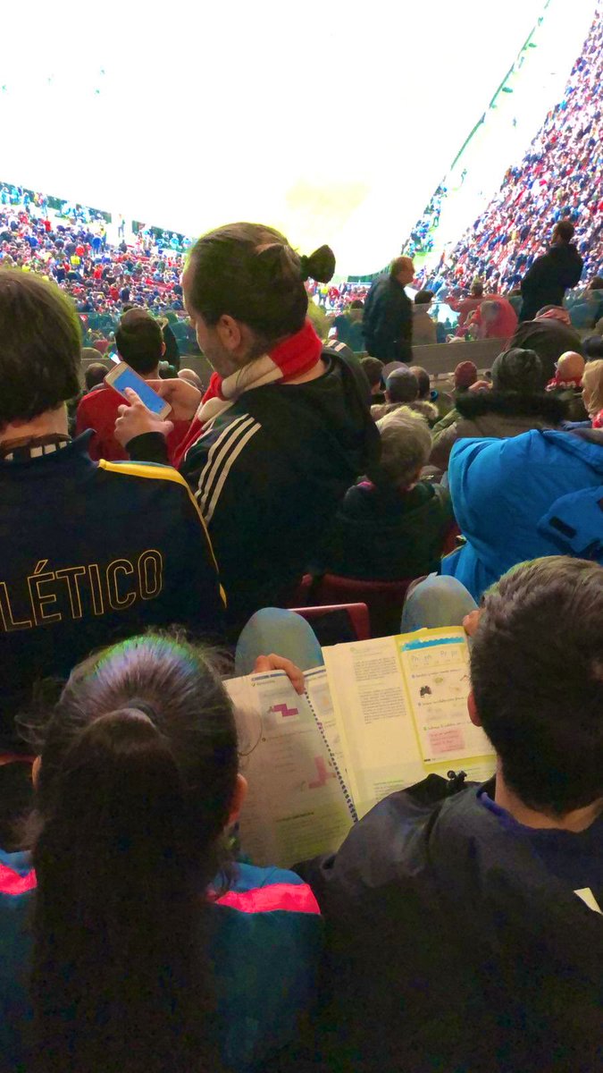 Niño aprovecha el medio tiempo del Atlético de Madrid vs Liverpool para estudiar (Twitter @PepePinelSC)