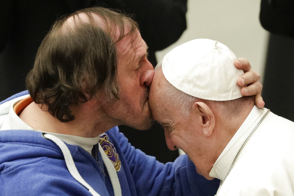 El Papa Francisco sonrió luego de que el hombre le diera un beso. (AP)
