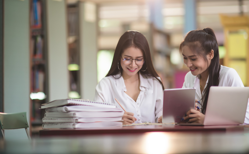 Las tareas y los exámenes en línea fungen como complemento para el crecimiento y desarrollo de los estudiantes. (Cortesía jcomp, Freepik)