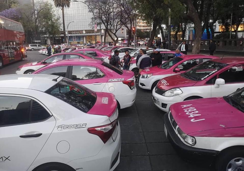 Taxistas protestan en Reforma, frente al Ángel de la Independencia. | César Velázquez