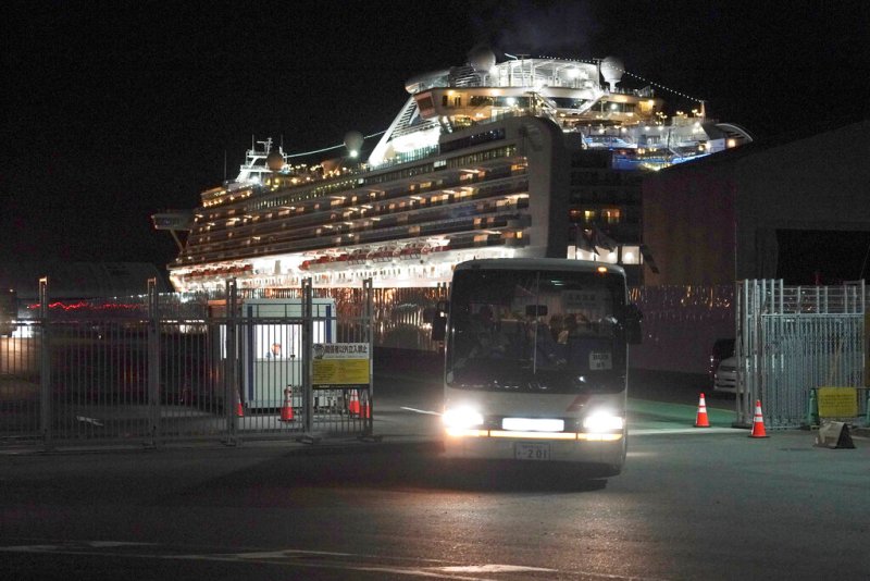 La tripulación del crucero se someterá a una cuarentena una vez que el último pasajero se haya ido. (AP)