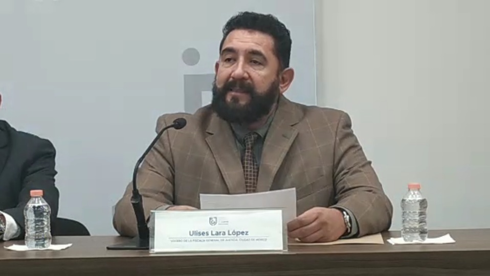 Ulises Lara López durante la conferencia de la Fiscalía. (@FiscaliaCDMX)