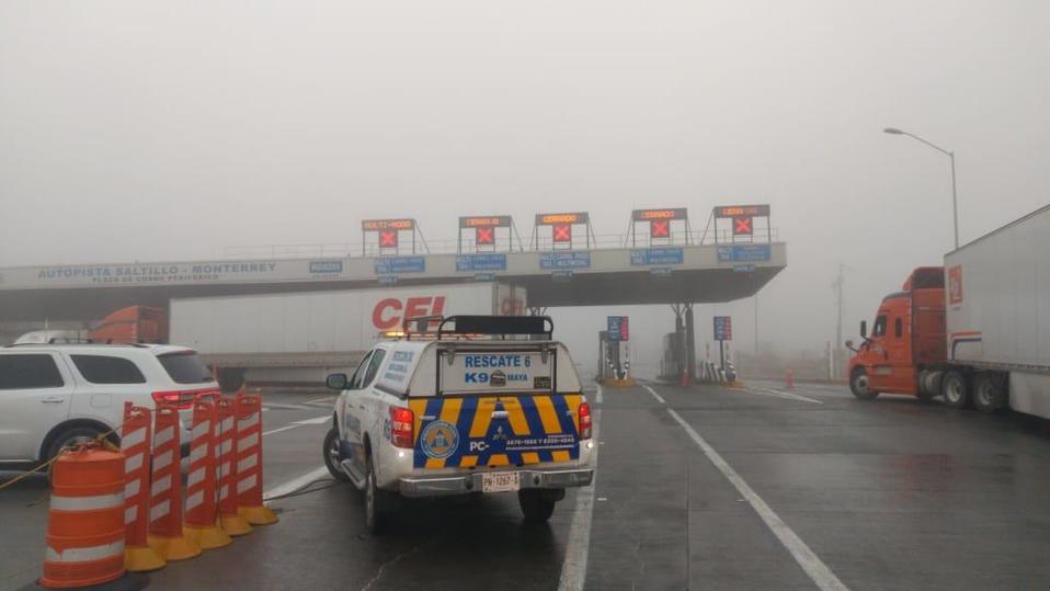 Las autoridades pidieron a los automovilistas evitar rebasar a otros vehículos. Foto: Especial.
