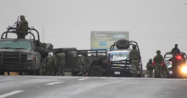 Choque entre militares y estatales (Foto/Ricardo Hernández)