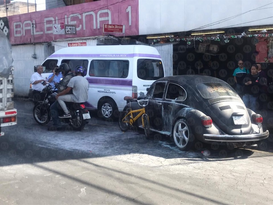 El conductor quiso apagar el incendio de su auto y resultó con quemaduras de manos y cara. (Jorge Becerril)