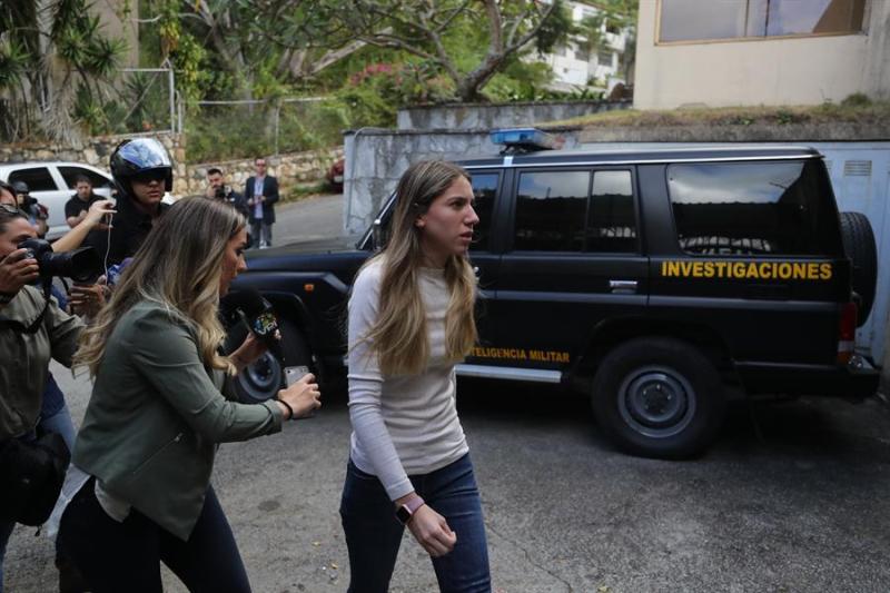 Fabiana Rosales (c), esposa del líder opositor Juan Guaidó, llega a la casa de Juan José Márquez, tío de Guaidó. (EFE)