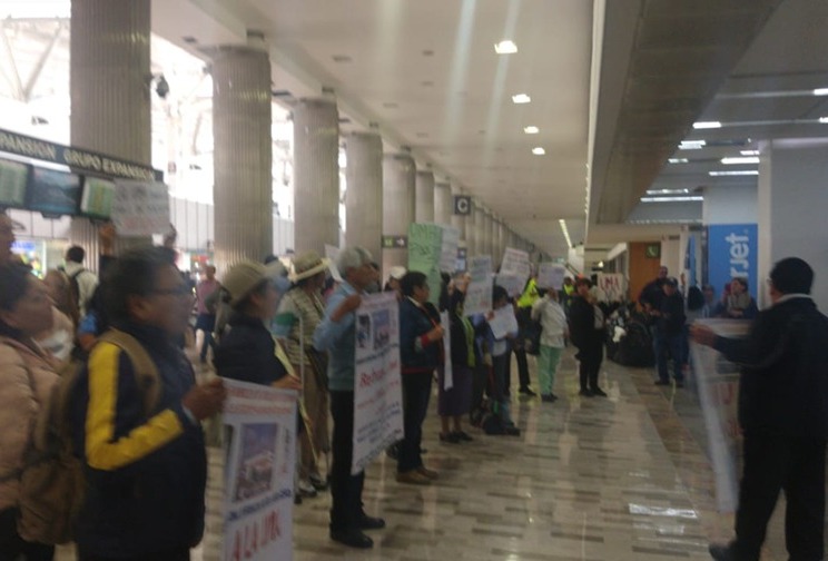 Jubilados de la CNTE protestan en AICM. | César Velázquez