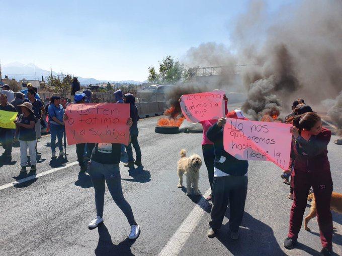 Entre llantas encendidas y pancartas, pobladores aseguran que no se van a retirar hasta que las autoridades dejen libre a Fátima.