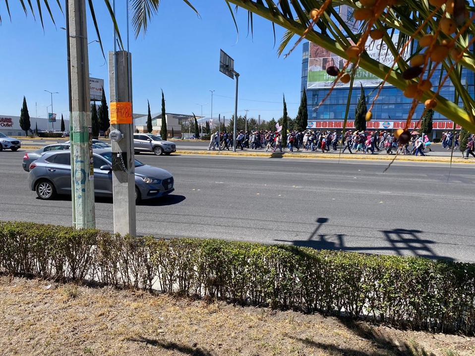 Manifestantes llevan al delegado a la CdMx; no dejan que personal de medios se acerque al contingente. (Alejandro Reyes)