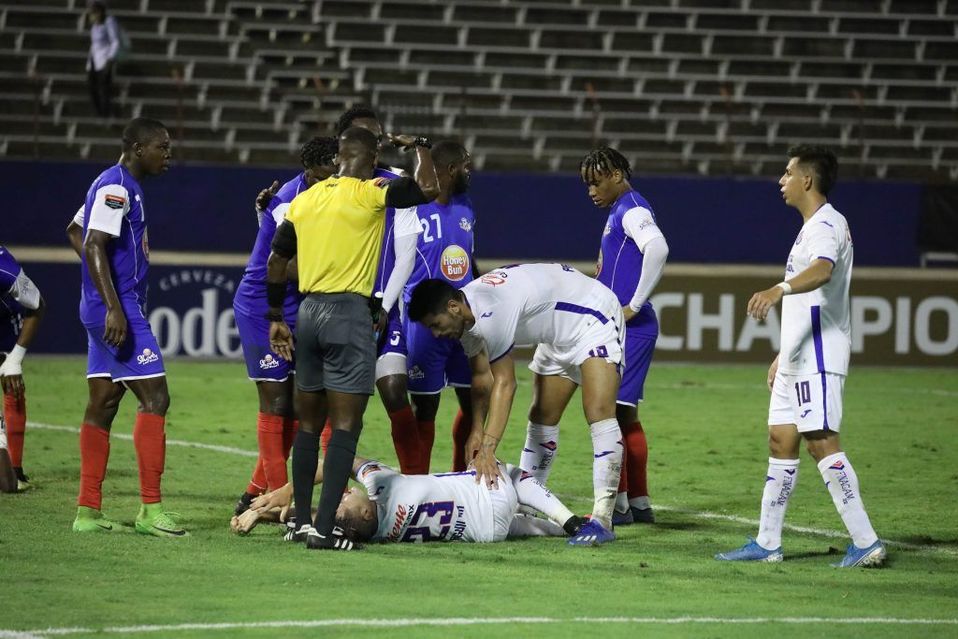 Pablo Aguilar sale lesionado del juego contra el Portmore United en Jamaica (Twitter: @CruzAzulCD)