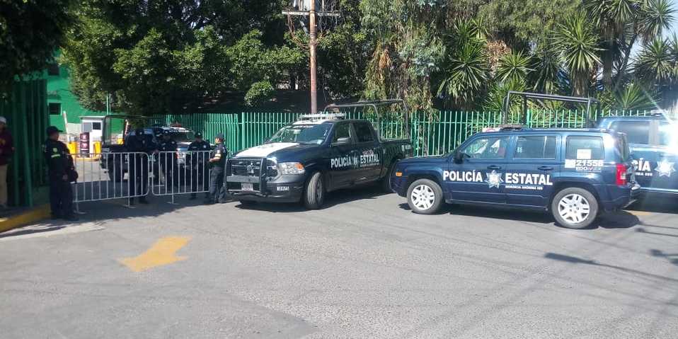 Policías estatales custodian el inmueble. (Especial)