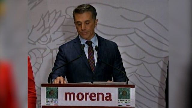 Sergio Mayer llora durante conferencia por víctimas de feminicidio