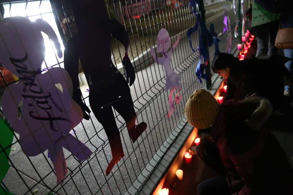 Activistas pegaron cartulinas y siluetas de niñas con los nombres de víctimas de feminicidio. (Jorge Sánchez)