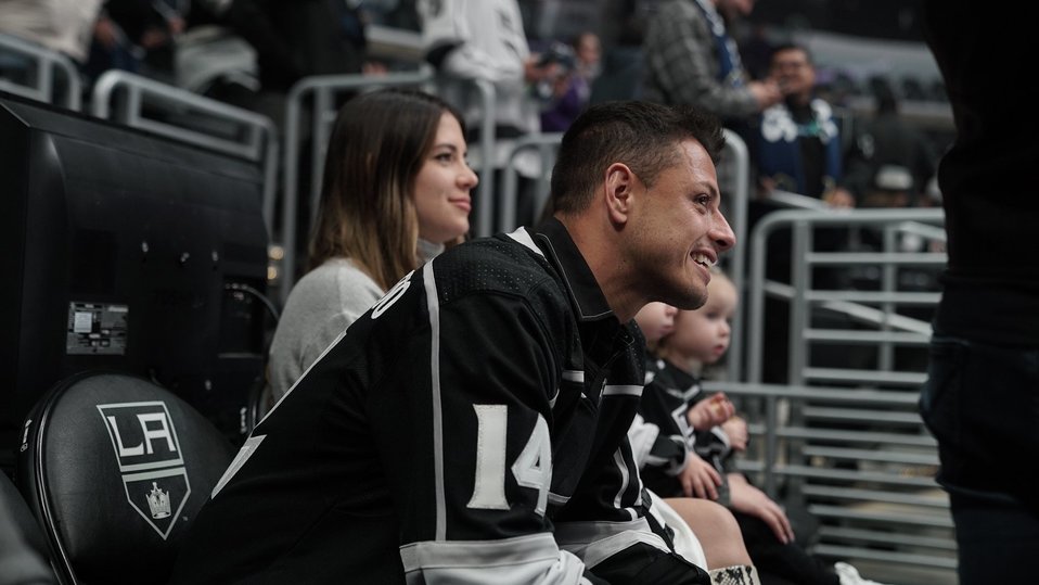 Chicharito atendió al juego de la NHL (Twitter: @LAKings)