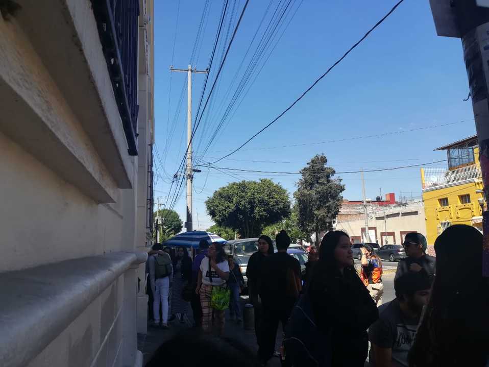 Grupo de alumnos de Psicología de la BUAP apoya el registro del aspirante a director, Eduardo Rodríguez Villegas. (Angélica Tenahua)