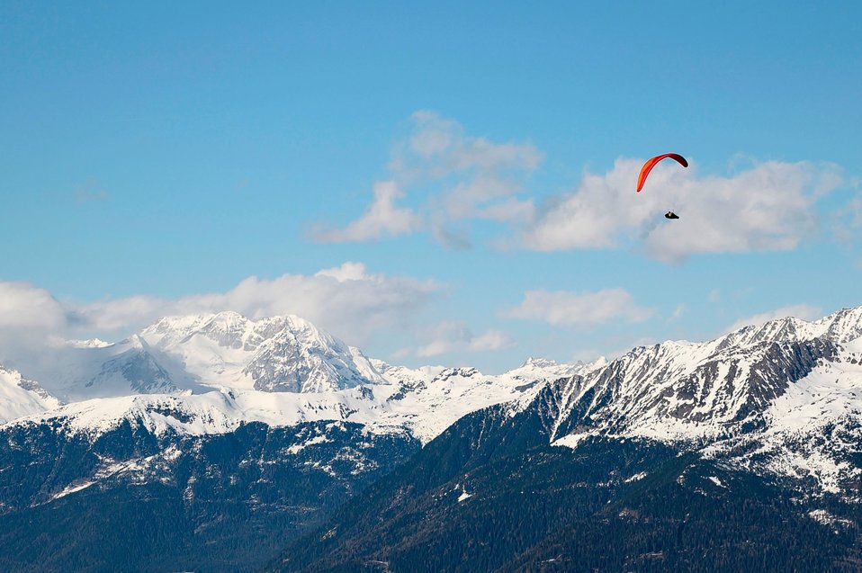 Italia. Un parapente vuela sobre los Dolomitas en Perca. (AFP)