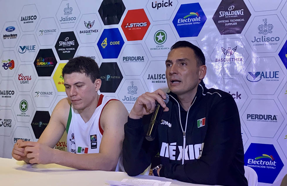 A la izquierda, Sergio Molina, coach de la Selección Mexicana de basquetbol (Alejandra Rodríguez).