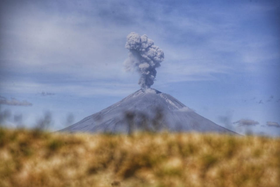 México. Actividad matutina del volcán Popocatépetl. (Andrés Lobato)