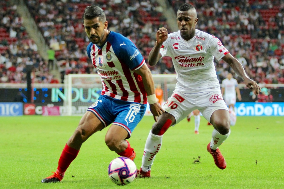 Miguel Ponce y Mier Bolaños durante un partido (Imago7)