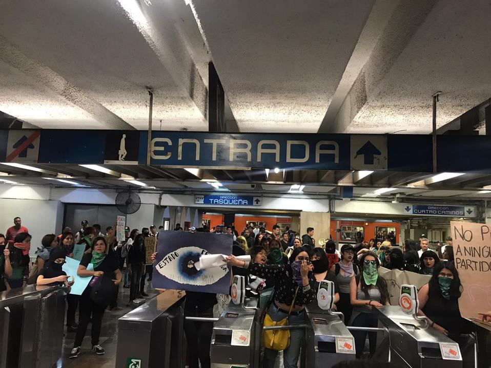 Mujeres se manifestaron al interior del Metro. (Especial)