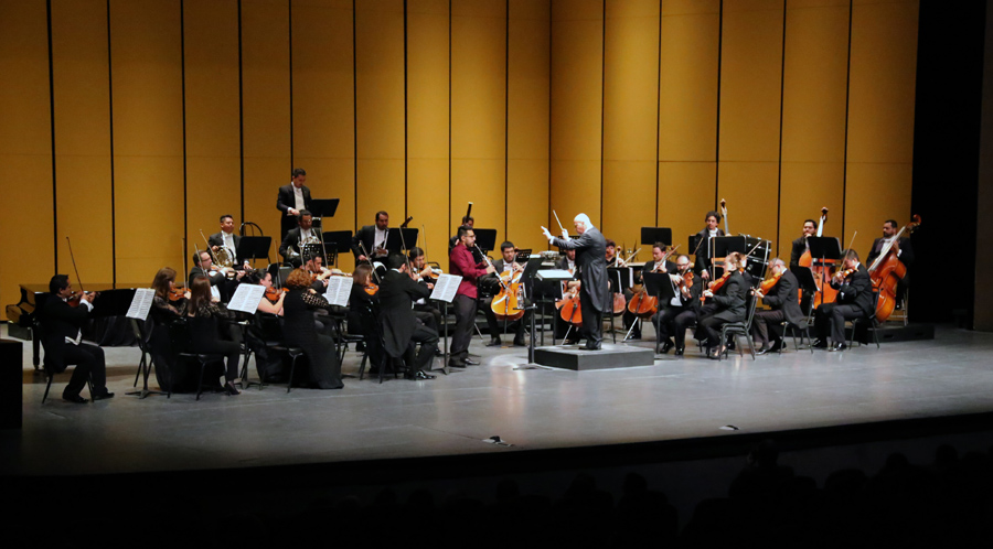 La noche se engalanó con la participación como solistas de Juan José Carreón Ruiz con el clarinete. (Martín Piña Reta)