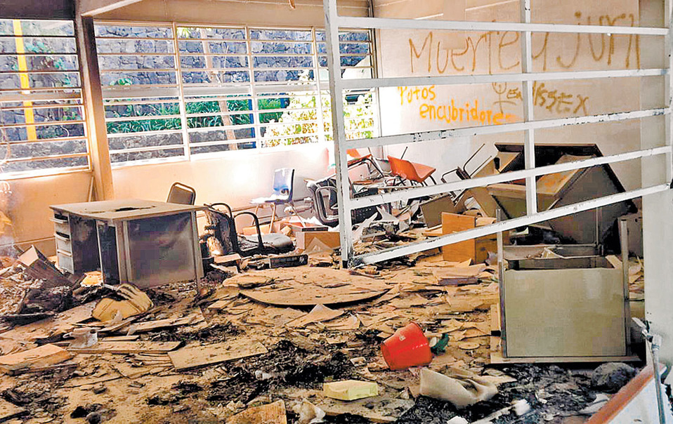 Tras el paro, circularon fotografías de destrozos en el CCH Sur. (Especial)